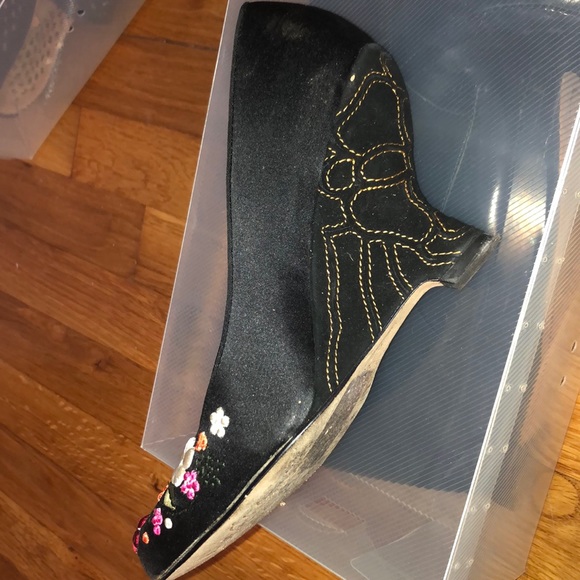 Satin - Picture 2 of 3